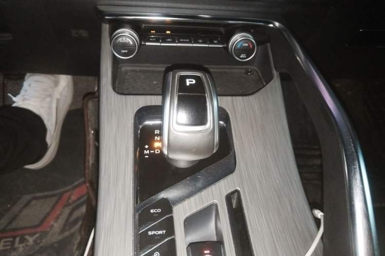 Used Geely Auto Coolray 2019 Sport Version 260T DCT Battle China VI Standard Gear Lever