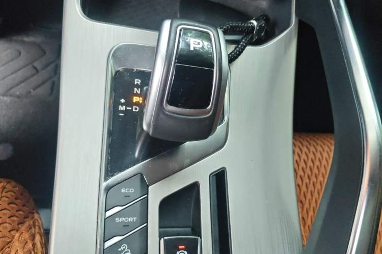 Used Geely Auto Coolray 2019 260T DCT Explorer China VI Standard Gear Lever