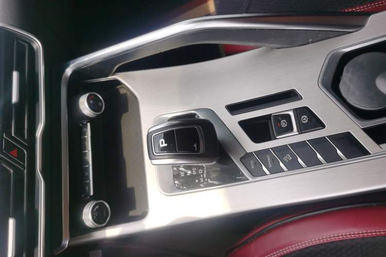 Used Geely Auto Coolray 2020 Facelift 240T DCT Hunter Gear Lever