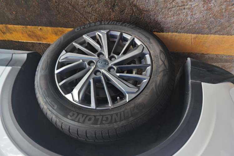 Used Geely Auto Coolray 2021 1.4T DCT Platinum Edition Exterior 4