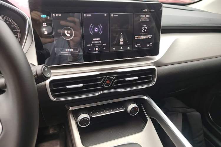Used Geely Auto Coolray 2023 1.5T DCT Platinum Edition Audio And AC Panel