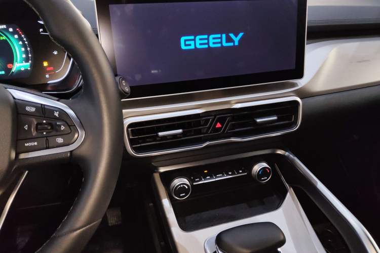 Used Geely Auto Coolray 2023 1.5T DCT Diamond Edition Audio And AC Panel