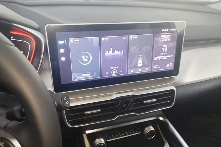 Used Geely Auto Coolray 2023 1.5T DCT Diamond Edition Audio And AC Panel