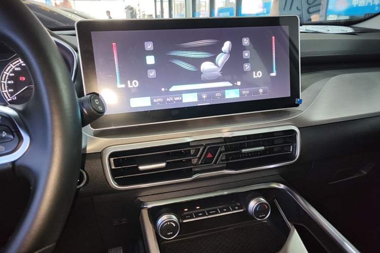 Used Geely Auto Coolray 2023 1.5T DCT Platinum Edition Audio And AC Panel