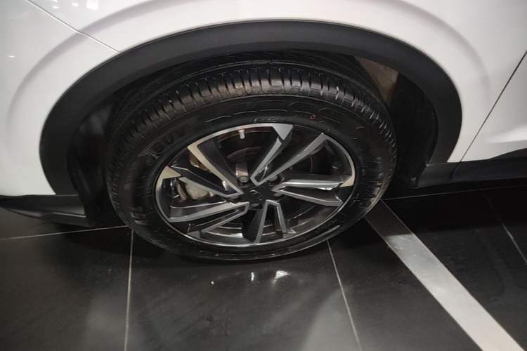 Used Geely Auto Coolray 2023 1.5T DCT Platinum Edition Exterior 4
