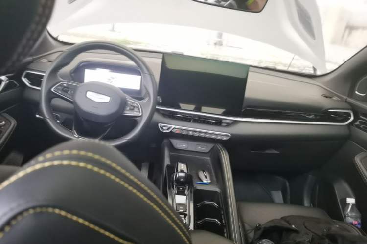 Used Geely Auto Coolray 2025 Model Bin Yue L 1.5TD DCT Battle Center Console