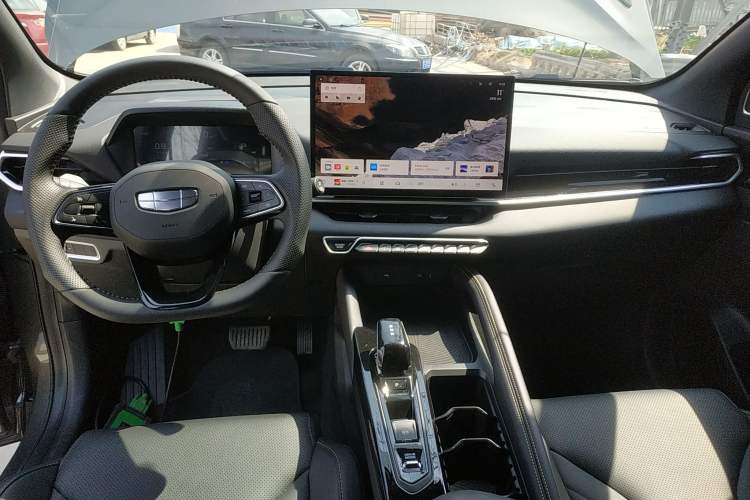 Used Geely Auto Coolray 2025 Bin Yue L 1.5TD DCT Star Diamond Center Console