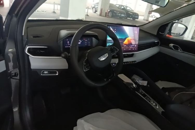 Used Geely Auto Coolray 2025 Bin Yue L 1.5T DCT Starlight Edition Center Console