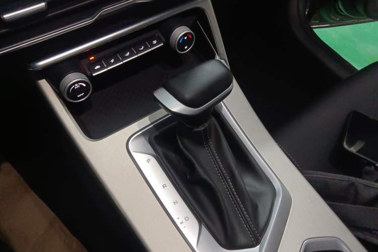 Used Geely Auto Coolray 2025 1.5L CVT Super Edition Gear Lever