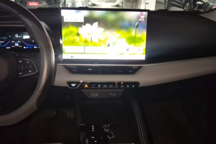 Used Geely Auto Coolray 2025 Bin Yue L 1.5TD DCT Star Diamond Audio And AC Panel