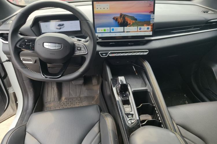 Used Geely Auto Coolray 2025 Bin Yue L 1.5T DCT Starlight Edition Center Console