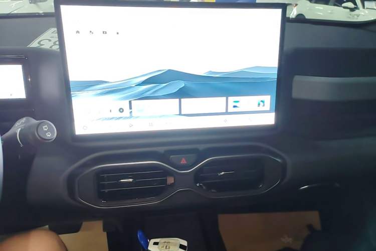 Used Geely Auto Cowboy 2025 1.5TD Fun-Offroad Version Audio And AC Panel