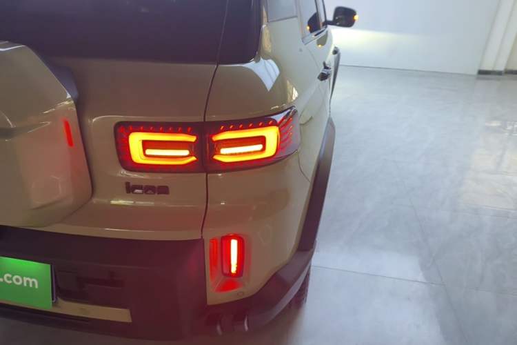 Used Geely Auto Cowboy 2025 1.5TD Fun-Offroad Version Right Rear Taillight
