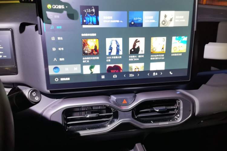 Used Geely Auto Cowboy 2025 1.5TD Fun-Offroad Version Audio And AC Panel