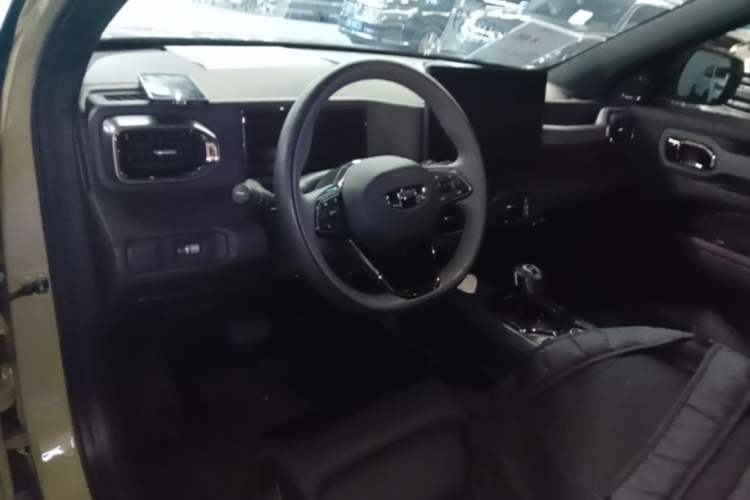 Used Geely Auto Cowboy 2025 1.5TD Fun-Offroad Version Center Console