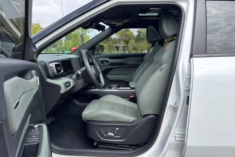 Used Geely Auto Cowboy 2025 1.5TD Fun-Offroad Version Interior 2