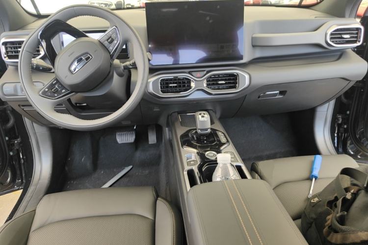 Used Geely Auto Cowboy 2026 Model 1.5TD Guan Ye Edition Center Console