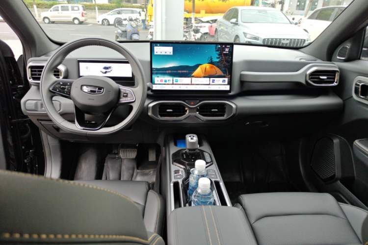 Used Geely Auto Cowboy 2026 Model 1.5TD Guan Ye Edition Center Console