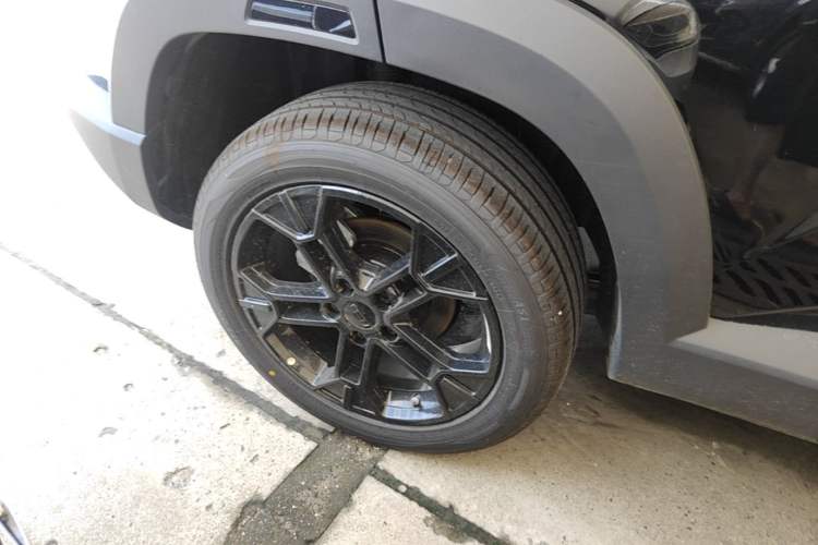 Used Geely Auto Cowboy 2026 Model 1.5TD Guan Ye Edition Right Rear Wheel Hub