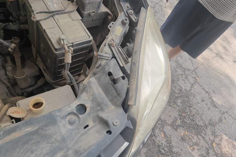 Used Geely Auto Diamond 2010 2nd Generation 1.5L Manual Standard Version Engine Bay Left