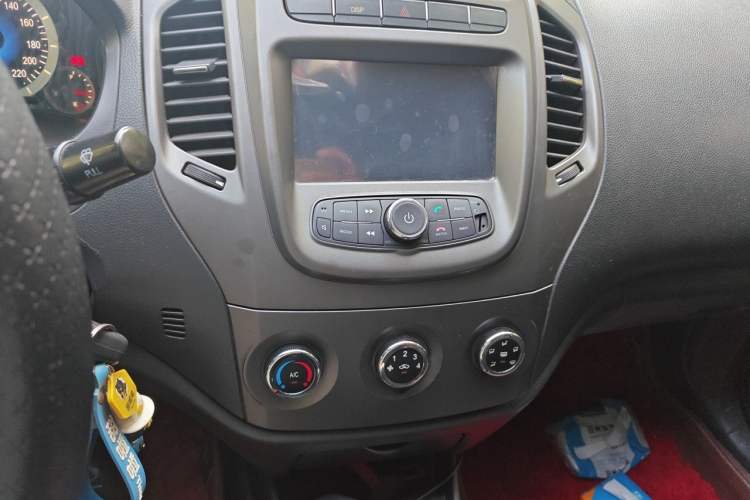 Used Geely Auto Diamond 2014 Sedan 1.5L Manual Entry-Level Model Audio And AC Panel