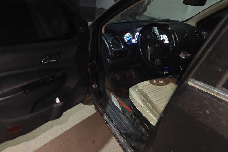 Used Geely Auto Diamond 2014 Sedan 1.5L Manual Entry-Level Model Driver Seat