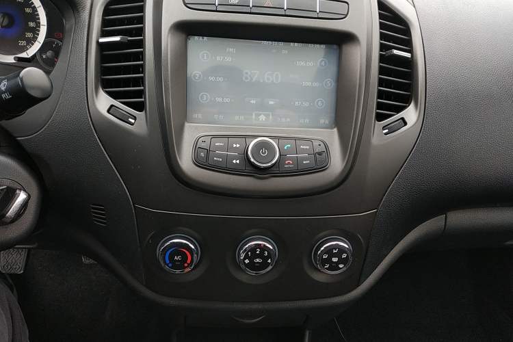 Used Geely Auto Diamond 2014 Sedan 1.5L Manual Luxury Model Audio And AC Panel