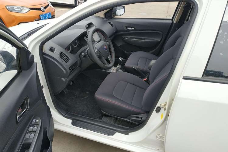 Used Geely Auto Diamond 2014 Sedan 1.5L Manual Luxury Model Driver Seat
