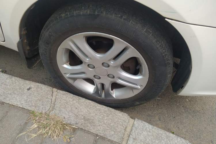 Used Geely Auto Diamond 2014 Sedan 1.5L Automatic Elite Model Right Front Wheel Hub