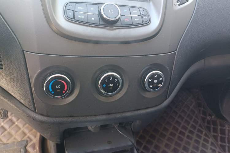 Used Geely Auto Diamond 2015 Sedan 1.5L Manual SuperDeluxe Model Audio And AC Panel