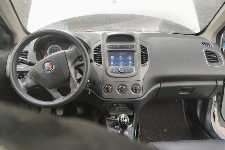 Used Geely Auto Diamond 2015 Sedan 1.5L Manual SuperDeluxe Model Center Console