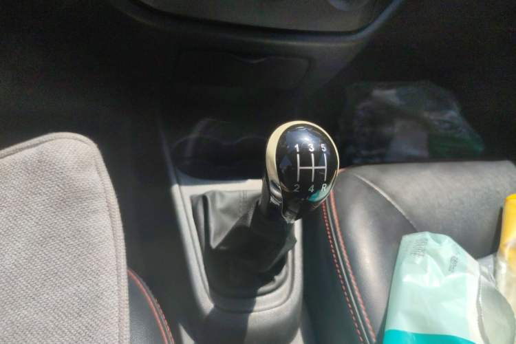 Used Geely Auto Diamond 2015 Sedan 1.5L Manual SuperDeluxe Model Gear Lever