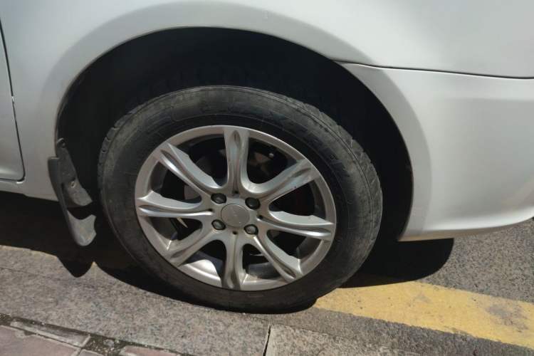 Used Geely Auto Diamond 2015 Sedan 1.5L Manual SuperDeluxe Model Right Front Wheel Hub