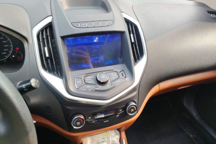 Used Geely Auto Diamond 2016 1.5L Automatic Luxury Version Audio And AC Panel