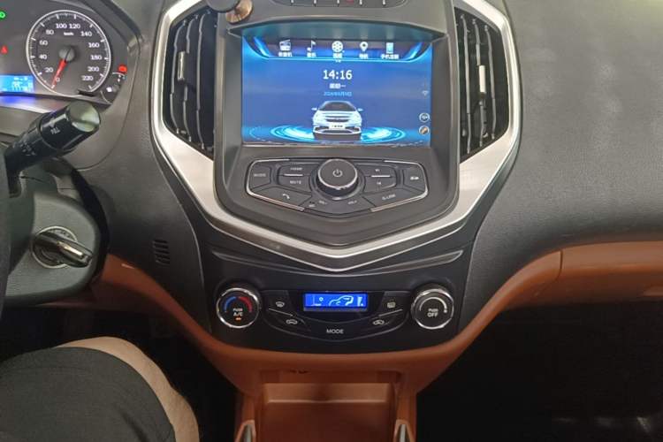 Used Geely Auto Diamond 2016 1.5L Manual Elite Edition Audio And AC Panel