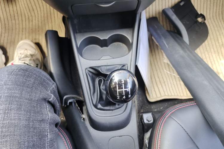 Used Geely Auto Diamond 2016 1.5L Manual Elite Edition Gear Lever