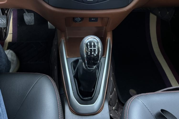 Used Geely Auto Diamond 2016 1.5L Manual Elite Edition Interior 4
