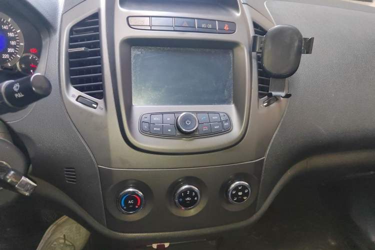 Used Geely Auto Diamond 2016 1.5L Manual Entry-Level Model China IV Standard Audio And AC Panel