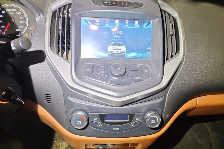 Used Geely Auto Diamond 2016 1.5L Manual Elite Edition Audio And AC Panel