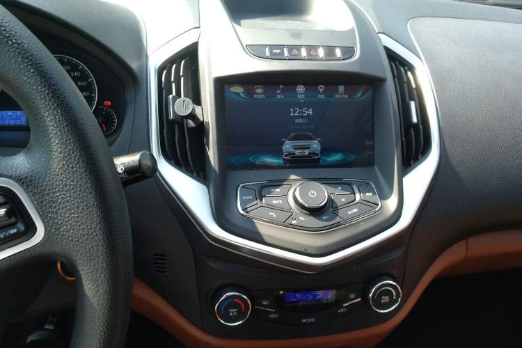 Used Geely Auto Diamond 2016 1.5L Manual Elite Edition Audio And AC Panel