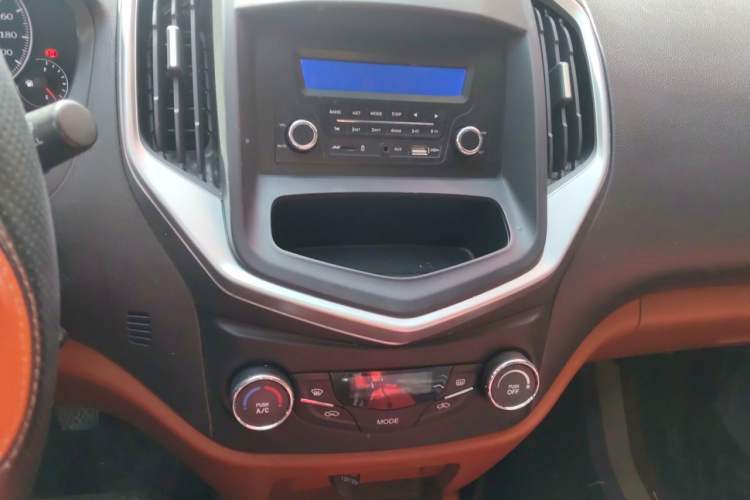 Used Geely Auto Diamond 2016 1.5L Manual Elite Edition Audio And AC Panel