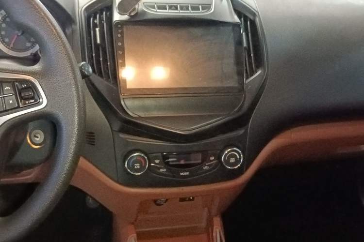 Used Geely Auto Diamond 2016 1.5L Manual Elite Version China IV Standard Audio And AC Panel