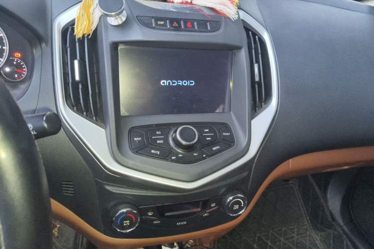 Used Geely Auto Diamond 2016 1.5L Manual Elite Edition Audio And AC Panel