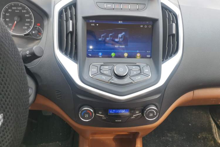 Used Geely Auto Diamond 2016 1.5L Manual Elite Version China IV Standard Audio And AC Panel
