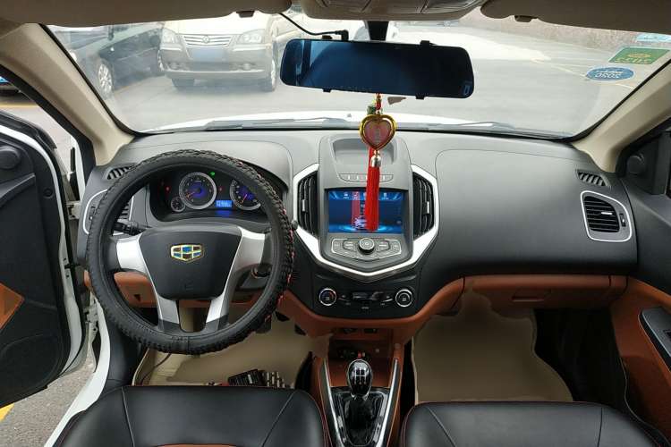 Used Geely Auto Diamond 2016 1.5L Manual Entry-Level Model China IV Standard Center Console