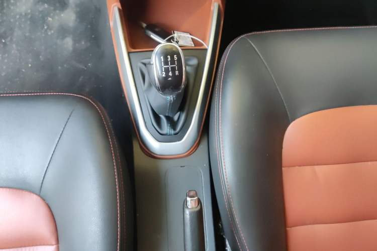 Used Geely Auto Diamond 2016 1.5L Manual Elite Edition Gear Lever