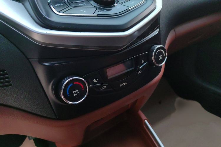 Used Geely Auto Diamond 2016 1.5L Manual Entry-Level Trim Interior 8