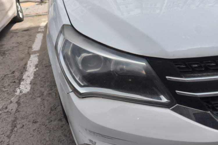 Used Geely Auto Diamond 2016 1.5L Manual Entry-Level Model China IV Standard Right Front Headlight