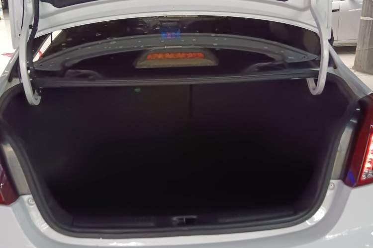 Used Geely Auto Diamond 2016 1.5L Manual Elite Version China IV Standard Trunk