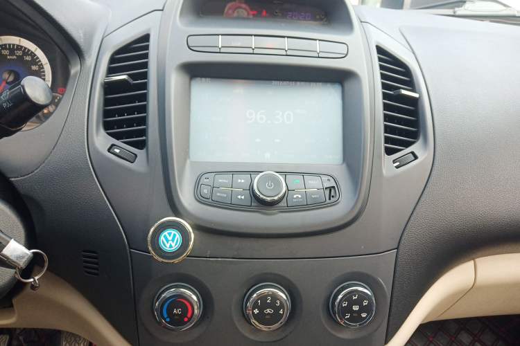 Used Geely Auto Diamond Fortune 2012 1.5L Elite Version Audio And AC Panel